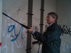 Christian nettoie les Graffitis de la chapelle